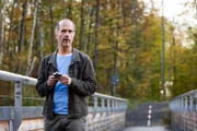 Das Universum hat Tilo (Christoph Maria Herbst) zur Brücke verfrachtet; trinkt er zu viel?
