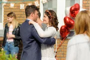 Ekaterina (Roni Zorina) und Ben (Jörg Rhode) sind gerührt von der Überraschungsparty der Freunde.