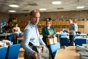 Tilo (Christoph Maria Herbst) kommt im Lehrerzimmer an.