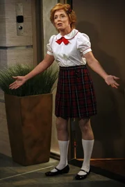 Alan will seine Mutter Evelyn um Hilfe bitten, als sie ihm die Tür in einer Schulmädchenuniform bekleidet öffnet, ist er entsetzt ...
