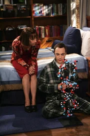 Sheldons (Jim Parsons, r.) Mutter Mary (Laurie Metcalf, l.) beweist Langmut, denn sie ist solche Eskapaden ihres Sohnes gewohnt, doch letztendlich greift sie resolut durch ...