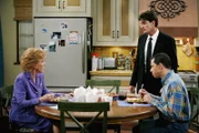 Charlie (Charlie Sheen, M.) ist nervös, als er dann doch zum Bankett geht, deshalb gibt Evelyn (Holland Taylor, l.) ihm eine ihrer Beruhigungspillen. Als Charlie gegangen ist, bemerkt sie gemeinsam mit Alan (Jon Cryer, r.), dass sie es mit einem Halluzinogen aus ihren Woodstock-Tagen verwechselt hat ...