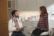 Da Lily (Alyson Hannigan, r.) nach einigen Monaten immer noch nicht schwanger ist, beschließt sie, mit Marshall zu einem Spezialisten (Neil Patrick Harris, l.) zu gehen und erlebt eine ganz besondere Überraschung ...