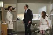 Bei einem Besuch bei Dr. Stangel (Neil Patrick Harris, l.) erleben Marshall (Jason Segel, M.) und Lily (Alyson Hannigan, r.) eine ganz besondere Überraschung ...