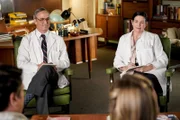 Dr. Pilson (Wallace Langham, l.); Dr. Thorpe (Amy Farrington, r.)