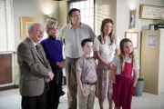 (v.l.n.r.) Dr. Sturgis (Wallace Shawn); Meemaw (Annie Potts); George Sr. (Lance Barber); Sheldon (Iain Armitage); Mary (Zoe Perry); Missy (Raegan Revord)