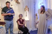 (v.l.n.r.) George Sr. (Lance Barber); Meemaw (Annie Potts); Mary (Zoe Perry)