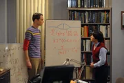 Sheldon Cooper (Jim Parsons, l.); Dennis Kim (Austin Lee, r.)
