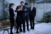 Ted (Josh Radnor, 2.v.r.), Barney (Neil Patrick Harris, r.), Lily (Alyson Hannigan, 2.v.l.) und Robin (Cobie Smulders, l.) stehen Marshall (Jason Segel, M.) bei der Beerdigung seines Vaters zur Seite ...