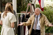 Mary Cooper (Zoe Perry, l.); Dr. John Sturgis (Wallace Shawn, r.)