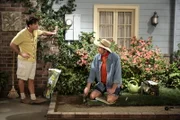 Charlie (Charlie Sheen, l.); Herb (Ryan Stiles, r.)