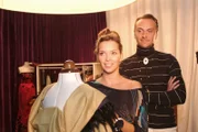 Hannah (Laura Osswald, l.) ist glücklich, dass Hugo (Hubertus Regout, r.) sie unterstützt und ihr hilfreiche Tipps gibt.