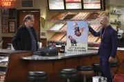 Arthur (Judd Hirsch, l.); Fawz (Maz Jobrani, r.)