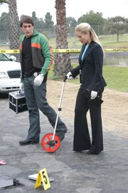 Calleigh Duquesne (Emily Procter, r.) und Ryan Wolfe (Jonathan Togo, l.) untersuchen den Tatort.
