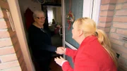Ruth (l.) wuchs in einer lieblosen Pflegefamilie auf und erfuhr mit 14 Jahren, dass sie in Schottland noch einen Bruder namens Alan hat. Mit Julia Leischicks (r.) Hilfe will sie ihn nun ausfindig machen ...