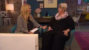 Durch Zufall fand Claudia (r.) heraus, dass sie noch eine ältere Schwester hat. Doch ihre Eltern wollen ihr nicht sagen, weshalb diese nicht in der Familie lebt. Claudia sucht Antworten und hofft, dass Julia Leischik (l.) welche findet ...