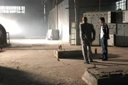 Geldfälscher haben sich in einer abgelegenen Lagerhalle niedergelassen. Lt. Horatio Caine (David Caruso, l.) und Ryan Wolfe (Jonathan Togo, r.) vermuten, dass die Bande noch mehr Dreck am Stecken hat, als nur die Produktion von Falschgeld.