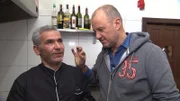 Im "Venetia" in Kiel wird Frank Rosins (r.) Hilfe dringend gebraucht: Das Ehepaar Kostas (l.) und Venetia ist verzweifelt ...