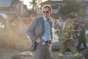 Bei der Absturzstelle eines Frachtflugzeuges wird auch eine Frauenleiche gefunden, die wie es scheint, schon vor dem Flugzeugabsturz dort gelegen ist. Ein Fall für Lt. Horatio Caine (David Caruso) und seine Kollegen ...