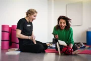 Mona Vetsch (r.) zerschlägt ein Holzbrett, angefeuert von Wen-Do-Trainerin Livia Boscardin (l.).