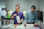Fromme Törtchen - Zwischen Teig & Tradition. Staffel 2. Koscher backen zum Laubhüttenfest mit Moishi Frenkel. Moderatorin Nicole Freudiger erfährt beim Guetsli-Backen mit Moischi Frenkel, wie eine schweizerisch-jüdische Familie das Laubhüttenfest feiert.