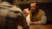Frank Shaw (Joel McHale, r.)