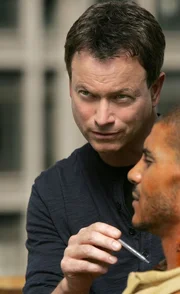 Detective Mac Taylor (Gary Sinise, l.) begutachtet die Leiche von Damion Brock (Kato James Bonner), der in sitzender Position auf dem Dach eines Hauses drapiert wurde.