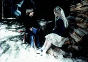 Serena (Martha Nix, r.) erzählt Jeffrey (Keith Mitchell, l.) die Geschichte von Jona und dem Wal.