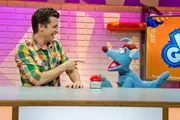 Benedikt Weber (li.) und Woozle sind ein ungleiches Gespann -  gemeinsam suchen sie Antworten auf alltägliche Fragen: Wie ist der Mond entstanden? Was ist eigentlich Zeit? Und wie kann man sie überlisten? Während Benedikt sich um wissenschaftlich fundierte Antworten bemüht, ist sein Freund Woozle für kreative Antworten zuständig.