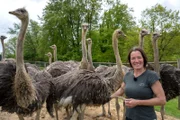Karin Schnabel im Gehege bei den Straußen.