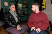 Jonas (Felix van Deventer, r.) und Moritz (Lennart Borchert) hoffen auf eine berufliche Zusammenarbeit.  +++ Die Verwendung des sendungsbezogenen Materials ist nur mit dem Hinweis und Verlinkung auf RTL+ gestattet. +++