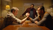 Amit Patel (Ravi Patel, m.), Frank Shaw (Joel McHale, r.)
