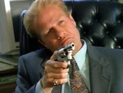 Der fiese Geschäftsmann Reid Stedler (Gregg Henry) vermittelt gestohlene Kinder an Adoptiveltern. Auch der angehende Bürgermeister zählt zu seinen Kunden.