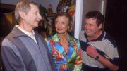 Benno (Willi Thomczyk, re.) hat Pröter (Wilfried Herbst) und Frau Malwin (Brigitte Antonius) unter einem Vorwand auf den Platz gelockt, um die beiden bei einem Candlelight-Dinner zusammen zu bringen.