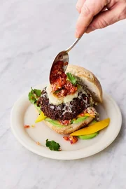 Geröstete Schwarze-Bohnen-Burger.