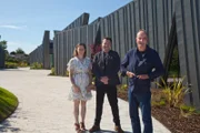 V.l.: Claire, Joe und Kevin McCloud