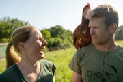 Der Bärenbrunnerhof erhält Prämien, da er eine große Artenvielfalt auf seinen Wiesen vorzeigen kann. Dafür müssen die Bauern regelmäßig raus und Blümchen zählen. Pflanzenkunde mit Nina und Sebastian Kill.