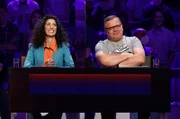 Rateteam-Kapitän Elton (r.) mit der Moderatorin Evren Gezer (l.).