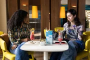 Imani (Féréba Koné, l.) lehnt Leylas (Suri Abbassi) Idee ab, Dr. Herbst einen Besuch abzustatten.