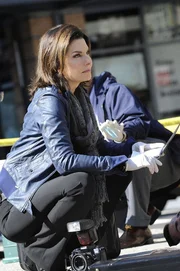 Zwei Frauen sind einem perfiden Täter bereits zum Opfer gefallen. Josephine Danville (Sela Ward) sucht nach brauchbaren Spuren am Tatort.