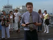 Mulder (David Duchovny, vorne) vermutet, dass der Tod des "Unglaublichen Maleeni" in Wirklichkeit ein Zaubertrick war.