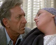 Quincy (Jack Klugman) kümmert sich um die schwerkranke Kay Silver (Tyne Daly).