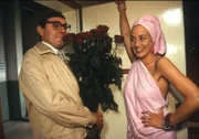 Herbert (Detlev Redinger, l.), der einzige weit und breit, der Dieter an Dummheit übertrifft, möchte so gern Carmen Krause (Janine Kunze, r.) heiraten. Die aber hat ein ganz anderes Männerideal: breit, stark, reich - und viele Geschenke müssen her! Herbert versucht es erst mal mit einem Blumenstrauß ...