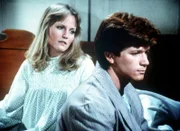 Ben (Eric Scott, r.) spricht mit Cindy (Leslie Winston, l.) darüber, dass er Soldat werden will.