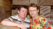 Benno (Willi Thomczyk, l.) und Lothar (Rene Heinersdorff) warten nachts auf dem Parkplatz auf Lothars Lieferanten - ein paar Russen, die Digitalkameras verkaufen.