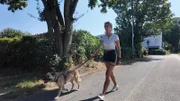 Phyllis mit Schäferhundmischling "Feri".  +++ Die Verwendung des sendungsbezogenen Materials ist nur mit dem Hinweis und Verlinkung auf RTL+ gestattet.