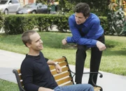 Elis (Jamie Kennedy, r.) neuer Patient Nathan (Chad Lowe, l.) leidet unter einer Paranoia und hat eine Zwangsneurose. Sein gesamtes Haus ist mit Überwachungskameras ausgestattet und er schließt sich nachts in seinen Panikraum ein.