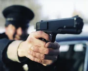 Der Beamte richtete seine Waffe