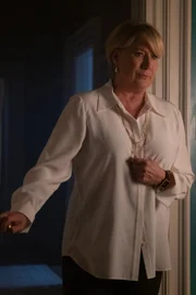 Ruth Martin (Jayne Atkinson)