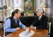 Pete (Gunter Ziegler, l.) macht Pastor Claasen (Bernd Rumpf, r.) klar, dass in jedem Ende auch ein neuer Anfang steckt.